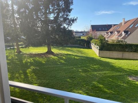 Appartement de 5 pièces traversant de 90m2. Situé au rez-de-chaussée de la résidence Claude Debussy, il est composé : d'une entrée avec placard, d'une cuisine aménagée, d'un wc séparé ,d'un séjour avec vue sur jardin, de 4 chambres dont 2 avec placar...