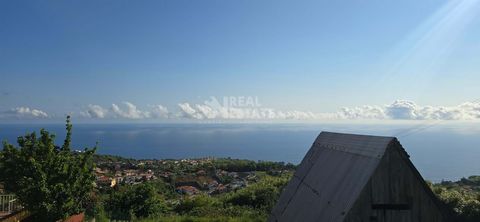 Excelente terreno com 1620 M2 para construção junto á estrada e com soberba vista Mar e Montanha, em S. Jorge. Descubra esta oportunidade única no coração da pacata cidade de Santana, com um terreno disponível para venda. Este terreno oferece um pote...