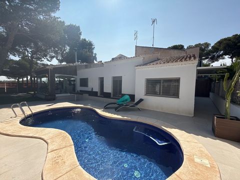 Situado a un corto paseo de 350 metros de las impresionantes costas de Punta Prima, este bungalow totalmente reformado de 4 dormitorios y 2 baños ofrece la mezcla perfecta de confort moderno y encanto mediterráneo. Situado en una parcela de 450m² y r...