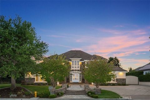 Welcome to 87 Panorama in the highly sought-after Pinnacle community in Coto de Caza. This exceptional estate with stunning curb appeal boasts the largest floorplan in the neighborhood at 5,449 sq ft. With 5 spacious bedrooms (1 downstairs), 5 bathro...
