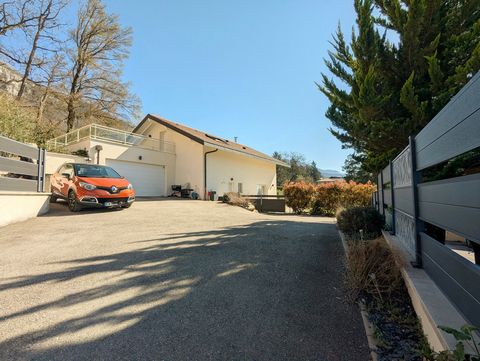 Maison contemporaine à vendre - 6 pièces - 139 m² sur 650 m² de terrain - 4 chambres - Grand garage et cour. Aux portes de la Suisse