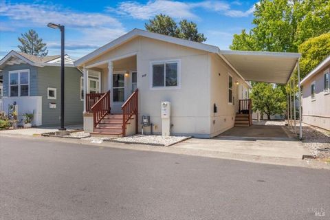 Welkom bij het moeiteloze leven in een goed onderhouden seniorengemeenschap in Santa Rosa! Deze prachtig verzorgde stacaravan met 2 slaapkamers en 2 badkamers biedt de perfecte mix van comfort, stijl en gemak. De open lay-out verbindt de keuken, woon...