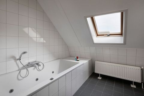 De verschillende typen nieuwe vrijstaande bungalows en villa's liggen verspreid over het park. U kunt kiezen uit een 4-persoons gelijkvloerse bungalow (NL-7963-01), een 6-persoons villa (NL-7963-02), een 6-persoons wellnessvilla met infraroodsauna vo...