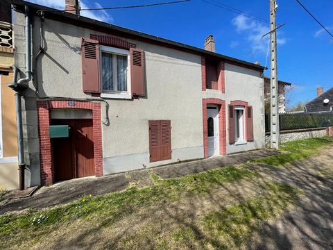 NOGENT-sur-VERNISSON avec commerces, écoles et gare SNCF vers Paris à pied Maison de village comprenant de plain-pied : entrée dans le séjour, cuisine aménagée et équipée. A l'étage : palier desservant deux chambres, une salle d'eau et wc. Chauffage ...