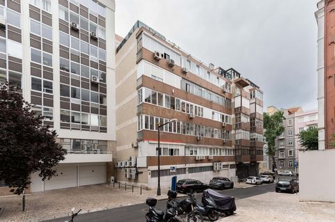 Apartamento T3 com Garagem na Rua Luciano Cordeiro, em Lisboa Descubra este espaçoso apartamento T3, situado no 2º andar de um prédio com elevador, na prestigiada Rua Luciano Cordeiro, no coração de Lisboa. Com uma área generosa e uma distribuição fu...