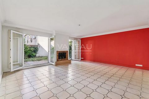 A proximité de l'Eco-parc des Carrières, dans un secteur pavillonnaire très clame, le Groupe VANEAU vous invite à découvrir en exclusivité une maison en copropriété de 100,47 m2 Loi Carrez (103,72 m2 au sol) avec beau jardin privatif de 41 m2. Cette ...