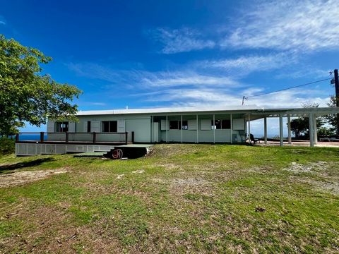 PANORAMISCH UITZICHT!! Dit huis met 5 slaapkamers en 3 badkamers biedt comfort, ruimte en een prachtig landschap --- perfect ingedeeld huis om te wonen aan de serene zuidkust van St. Croix met alle slaapkamers onder hetzelfde betonnen dak, waardoor d...