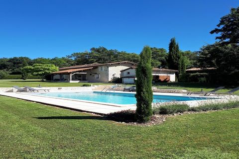 Cette ancienne ferme magnifiquement restaurée près de Verteillac offre un refuge luxueux pouvant accueillir jusqu'à six personnes. Avec ses poutres d'origine et son intérieur chaleureux, la maison dispose d'une piscine privée et d'une pelouse luxuria...