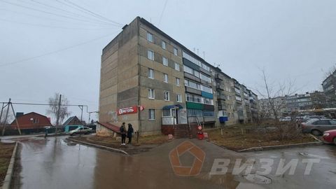 Продается торговое помещение общей площадью 84,3 кв.м. Адрес объекта: Самарская область, пгт Безенчук, ул. Центральная, д. 91. Ближайшее пересечение с ул. Чкалова и ул. Чапаева. Помещение расположено на 1м этаже 5ти этажного жилого дома. Планировка: ...