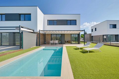 BARNES presenteert dit prachtige nieuw gebouwde vrijstaande huis met een modern ontwerp en hoogwaardige afwerking. Dit project van Bon Relax huizen ligt in een woonwijk van Sant Pere Pescador met een zeer goede ligging en gemakkelijke toegang. De won...