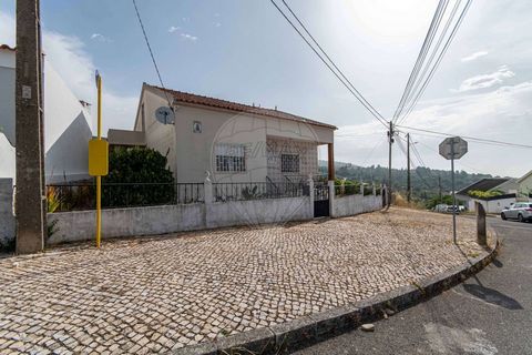  Moradia T3 Térrea na Fonte Santa – Vialonga  Apresentamos esta excelente moradia térrea T3, localizada numa zona calma e familiar da Fonte Santa, no concelho de Vialonga. Uma oportunidade única para quem procura conforto, espaço e tranquilidade a po...