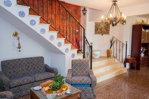 Esta excepcional villa cerca de la ciudad naranja de Valencia cuenta con una hermosa piscina privada y un atractivo jardín amueblado. Podrá alojarse cómodamente con su familia o amigos. La casa de vacaciones está situada en una zona agradable, ideal ...
