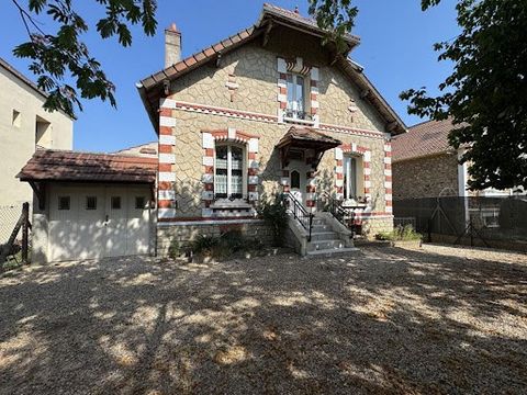 Ce pavillon, idéalement situé à seulement 5 minutes à pied de la gare SNCF et du centre-ville, offre un cadre de vie pratique et agréable. L'école se trouve juste derrière la maison, ce qui est parfait pour les familles. Le pavillon comprend : Une cu...
