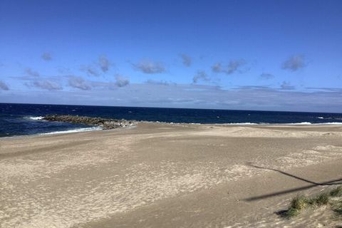 Gepflegte, 2017 renovierte Ferienwohnung im Ferienzentrum Agger Tange. Liegt im ersten Stock mit Blick auf die Dünen und nur ca. 300 Meter von Nordsee und Strand entfernt. Die Küche, die offen mit dem Wohnzimmer kombiniert ist, ist mit Herd, Dunstabz...