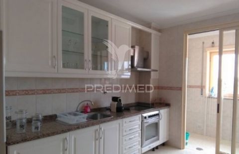 T3 Santa Maria da Feira a 15 minutos de carro de Espinho, em condomínio fechado! c/ garagem box  Apresentamos este excelente apartamento T3 situado no 1. º andar de um prédio moderno, inserido num condomínio fechado com elevador, que oferece seguranç...