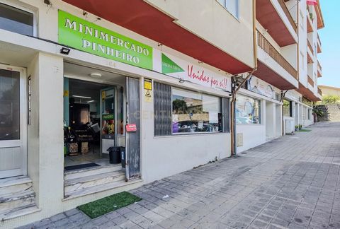 Estabelecimento comercial, neste momento utilizado como mercearia, localizado em Valbom, Gondomar. Inserida numa loja com uma área de 94m², esta propriedade oferece um grande potencial para empreendedores que desejam estabelecer-se numa localização p...