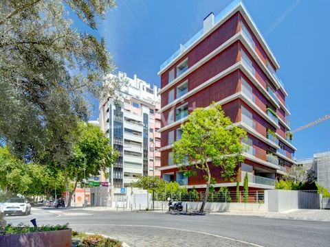 Apartamento T3+1 com 221m2 de área bruta privativa, amplas varandas e excelentes acabamentos. Uma oportunidade única de viver num dos locais mais prestigiados de Cascais, a dois passos da marina, das fabulosas praias, restaurantes e vasta oferta cult...