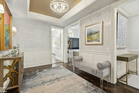 Mint Park Avenue Renovatie Dit zorgvuldig gerenoveerde en prachtig ingerichte appartement met acht tot zeven kamers is een mix van tijdloze architectonische charme en moderne verfijning. Ontworpen door de beroemde architect J.E.R. Carpenter, beslaat ...