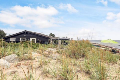 In Karrebæksminde, vorne in 1. Reihe zum Strand, finden Sie dieses fantastisch gelegene Ferienhaus. Wenn Sie davon träumen, so nah am Wasser zu sein, dass Sie innerhalb einer Minute am Strand liegen können, und gleichzeitig die Möglichkeit zu haben, ...