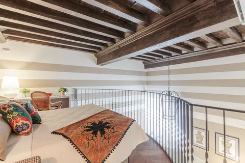 Installez-vous confortablement au cœur du centre historique de Lucques. Cet élégant appartement de deux chambres offre un havre de paix raffiné et chaleureux pouvant accueillir jusqu'à 4 personnes, idéal pour les couples, les amis ou les familles rec...