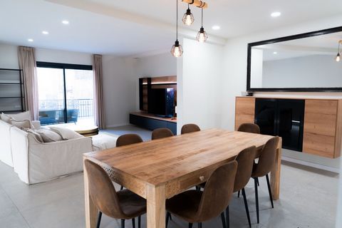 Nous vous présentons cette magnifique propriété de 144 m² située dans l’un des quartiers les plus recherchés de Barcelone, à quelques pas de la Plaça Francesc Macià. Un emplacement privilégié, central et parfaitement connecté, entouré de tous les ser...