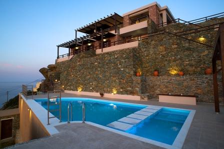 Sitia Cette villa individuelle est construite à flanc de colline et offre une magnifique vue panoramique sur la baie de Sitia, embrassant le paysage bleu et offrant des couchers de soleil insurmontables à ses visiteurs. Alliant modernité et tradition...