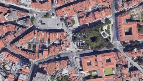 Building with three floors, for rehabilitation in premium area of the city of Porto , near the Praça da Batalha. The property, has PIP already approved for a total of 1512m2 with residential area and commercial area. Consisting of three fractions: a ...
