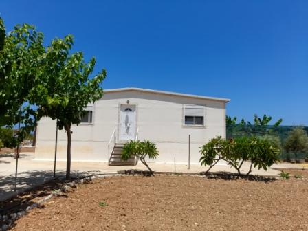 Mochlos-Sitia Terrain avec caravane et différents arbres fruitiers. Le terrain fait 1560m2 et dispose d'une caravane de 37m2 avec légalisation. Il se compose d'un séjour ouvert avec cuisine, d'une chambre et d'une salle d'eau avec W.C. L'intrigue a u...