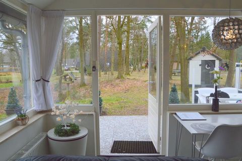 Dit vrijstaande vakantiehuisje vindt u op een zeer natuurrijk vakantiepark in Noord Limburg tussen Weert en Roermond. Dit huisje heeft een waanzinnig vrij uitzicht op de prachtige vijver die centraal ligt in het park. Het huisje zelf heeft een beschu...