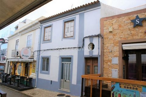 Two-storey villa located in the center of the village, close to various services and dining area. Space for commercial activity, its interior has a total area of 166sqm and needs recovery works. Good business opportunity!