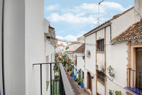 This well-located townhouse is located on one of the most centric streets in the old town placing it at the doorstep of all the amenities and services that Estepona has to offer. The property is currently comprised of an office on the ground floor, w...