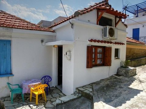 SKOPELOS Agios Spyridonas. For sale a maisonette of 66 sq.m., basement – elevated ground floor – mezzanine, frontage, 2 bedrooms, construction 1990, living room, kithen, bathroom, traditional, furnished, free, excellent condition, renovation ’08, aut...