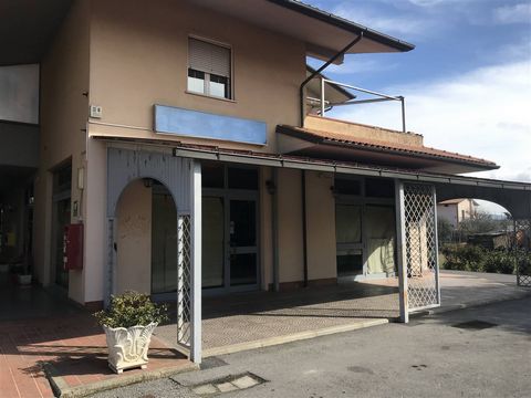 CASTIGLIONE DEL LAGO (PG), loc. Pucciarelli: commercial premises of approximately 100 sqm consisting of a single room with two windows and services. The property includes private porch with parking in front. Possibility of extension. The property is ...