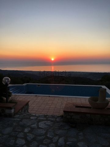 The villa is free on 4 sides, in excellent maintenance conditions, located less than 10 minutes from Isca on the Ionian Sea and about 10 minutes from the sea The property is set on one level and is composed of: kitchen, living room with fireplace, 2 ...
