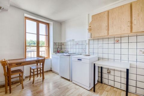 This cottage with 4 bedrooms is located on the main square next to a fountain, amid a fully-fenced park with a dominant view over the village of Pontgibaud, and offers absolute tranquility. Ideal for a large family or a large group of 14, it comes wi...