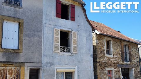 A15561 - A cute village property to finish renovating, which will make a nice pied-à-terre in a central location, walking distance to bars, restaurants and shops. Light and spacious rooms. Some works have already been carried out - plaster boarding, ...