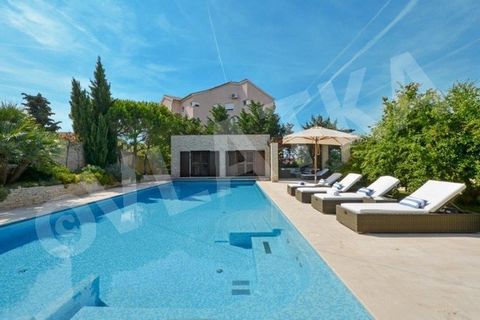 Murter: Prachtige villa met zwembad, garage en zeezicht Luxe villa te koop 365 m2 met een zwembad van 95,72 m2 en een grote tuin van 1267 m2. Het is gelegen op een geweldige locatie op slechts 200 meter van het strand Luka. Het bestaat uit een kelder...