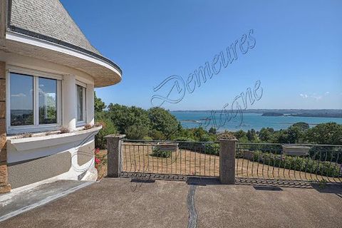 An exceptional dominant sea view for this property. In a dead end, quiet, you will enjoy the view in peace. Description: From the terrace, access to the house is via a small veranda opening into an entrance hall. On the ground floor, a dining room wi...