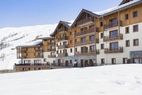 Located at the entrance of Les Menuires, the Résidence Club Le Coeur des Loges **** welcomes you in the largest ski area in the world. Covered in wood and stone, this neo-Savoyard residence is overlooking a breathtaking scenery. Its apartments from 2...