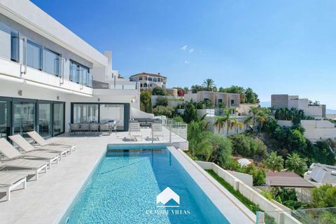 Luxury villa for sale in Salobreña, on the Costa Tropical of Granada. The property of 396 m2 is built on a plot of 968 m2 and consists of two levels. It has 4 bedrooms, 5 bathrooms, 1 guest toilet, an open plan lounge/kitchen with large windows, seat...