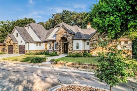 Experience luxury living in New Braunfels’ best kept secret & indulge in a lifestyle where every day feels like a vacation. This property provides a rare combination of luxury, harmoniously blended with privacy & natural beauty. The allure of Mediter...