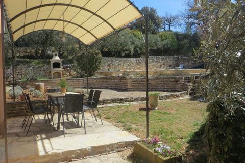This beautiful and cosy detached house is within walking distance (5 minutes) of the charming village of Roussillon, in the heart of the Luberon, famous for its ochre cliffs. A holiday home in Provence, ideal for families to relax! The colourful vill...