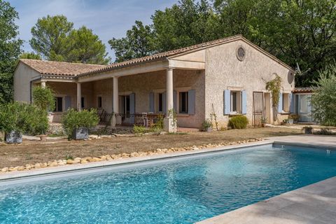 This property is ideally situated in the picturesque village of Menerbes, at the heart of the coveted 
