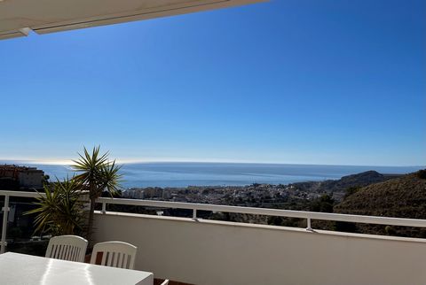 Penthouse located in high area of La Cala del Moral, urbanization Parque Victoria, modern residential built in 2009 with communal pool and garden areas. The house stands out for its open views to the sea and mountains, its large terrace of 42 mts whe...