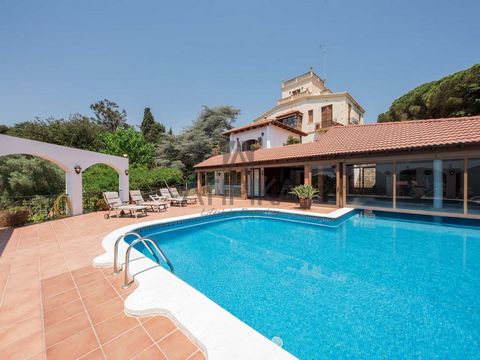 In one of the most exclusive areas of the whole Maresme, in Sant Andreu de Llavaneres, we find this stunning cataloged property overlooking the sea, on a seven hectares plot. The main house has a 992sq m area laid out in four floors, with spacious an...
