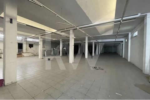 Is this what I’m looking for? For sure! This commercial space has an excellent location in a moved Avenue of Leiria and with 1200 sqm of total area and 140 sqm of dependent area. The gift shop is spacious in a rectangular shape and with only one divi...