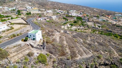 If you are looking for a land where you can put your wooden house with views of the sea and the mountains and at the same time have a large farming area, with possible direct access from the road, you have just found it. In the Bayón area and 2.9km f...