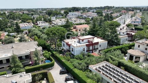 PUGLIA - TRANI - VIA DUCHESSA D'ANDRIA In the splendid city of Trani we are pleased to offer for sale a portion of a large semi-detached villa with a beautiful garden. Spread over two levels, entering from the veranda porch we find a relaxation area ...
