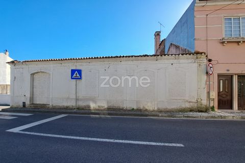 Identificação do imóvel: ZMPT560462 Urban land with a ruin located in the village of Mira de Aire. The land corresponds in area in its entirety to a property that existed on the site with 3 floors. Total area of 122 m2 Ruin with 122 m2 Excellent sun ...