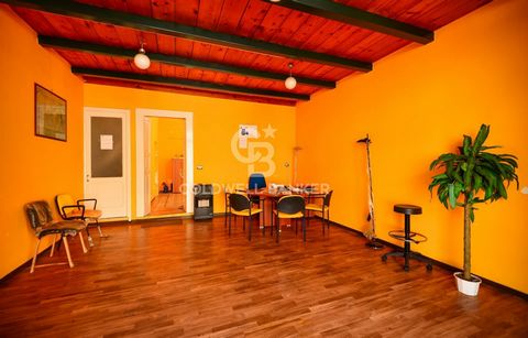 PUGLIA - SALENTO - MAGLIE In the center of Maglie, close to all the main services, we are pleased to offer for sale a commercial space of approximately 50 m2. The first room is equipped with an elegant parquet floor and characterized by a mezzanine r...